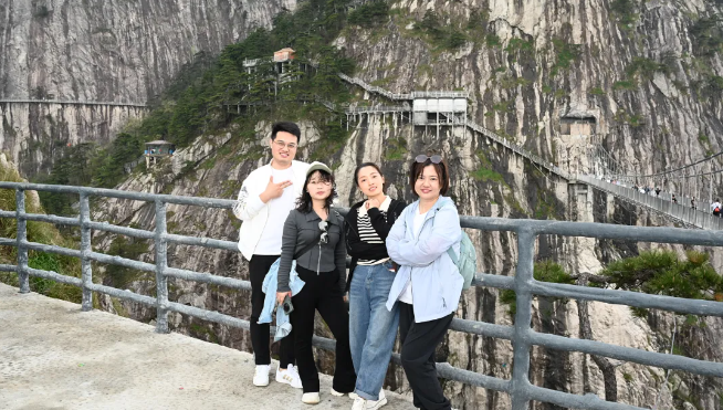 米乐YY易游风管销售中心员工在安徽明堂山景区照片