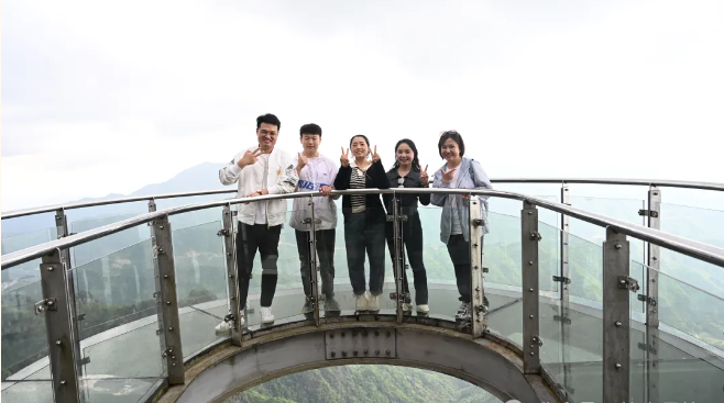 米乐YY易游风管销售中心员工在安徽明堂山景区照片