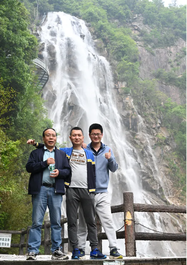 米乐YY易游风管销售中心员工在安徽明堂山景区照片